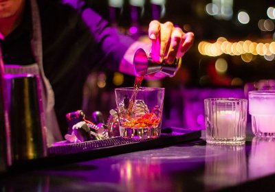 Waarom mannen steeds vaker alcoholvrij drinken in de bar